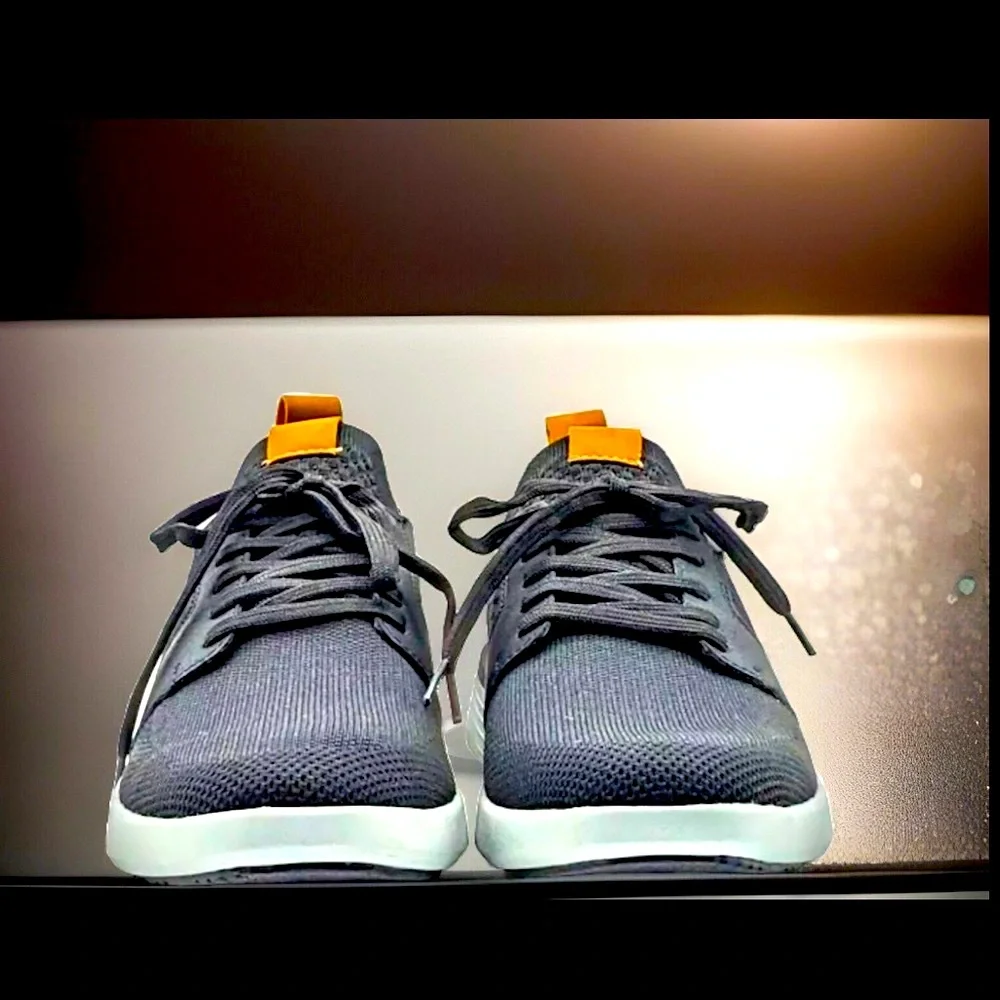 IZOD “Bannister”Lightweight Stretch Textile Memory Foam/Flexible Outsole Sneaker